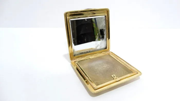 PreStyled Sets Cartier 18k 750 Yellow Gold and Diamond Compact Vintage by Misty PreStyled Sets Cartier 18k 750 Yellow Gold and Diamond Compact Vintage by Misty