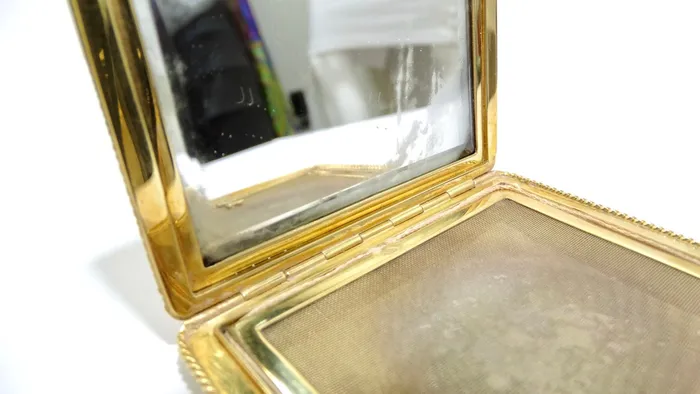 PreStyled Sets Cartier 18k 750 Yellow Gold and Diamond Compact Vintage by Misty PreStyled Sets Cartier 18k 750 Yellow Gold and Diamond Compact Vintage by Misty