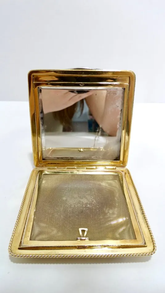 PreStyled Sets Cartier 18k 750 Yellow Gold and Diamond Compact Vintage by Misty PreStyled Sets Cartier 18k 750 Yellow Gold and Diamond Compact Vintage by Misty