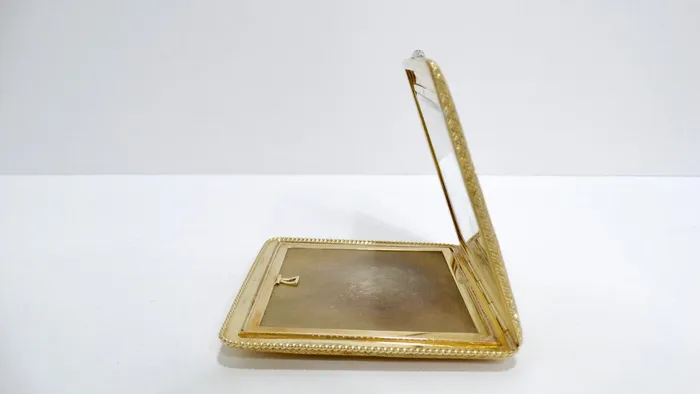 PreStyled Sets Cartier 18k 750 Yellow Gold and Diamond Compact Vintage by Misty PreStyled Sets Cartier 18k 750 Yellow Gold and Diamond Compact Vintage by Misty