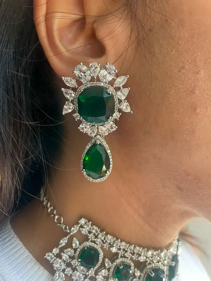 PRERTO ECOMMERCE PRIVATE LIMITED Necklaces Maharani Diamond Emerald Stone Necklace Set Geometric Drops Statement Emerald Diamond Necklace Set 2Necklace 2Earrings 2Mang Tika