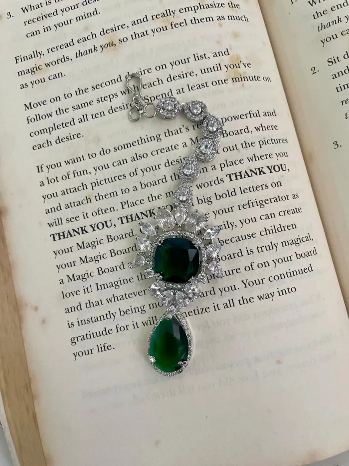 PRERTO ECOMMERCE PRIVATE LIMITED Necklaces Maharani Diamond Emerald Stone Necklace Set Geometric Drops Statement Emerald Diamond Necklace Set 2Necklace 2Earrings 2Mang Tika