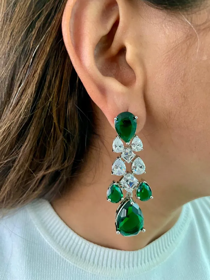 PRERTO ECOMMERCE PRIVATE LIMITED Necklaces Maharani Diamond Emerald Stone Necklace Set Geometric Drops Statement Emerald Diamond Necklace Set 2Necklace 2Earrings 2Mang Tika