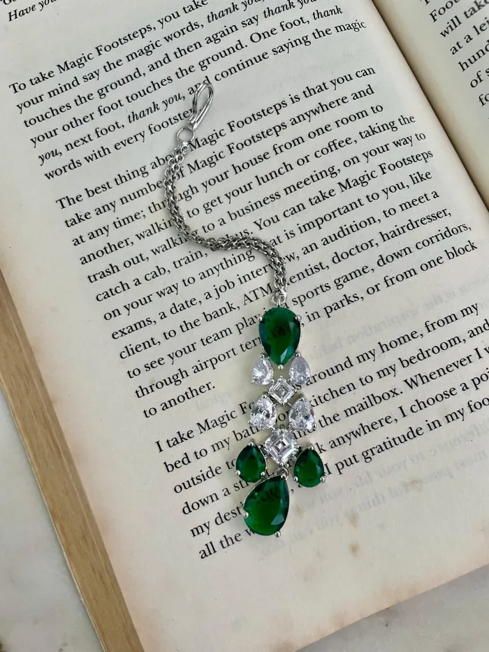 PRERTO ECOMMERCE PRIVATE LIMITED Necklaces Maharani Diamond Emerald Stone Necklace Set Geometric Drops Statement Emerald Diamond Necklace Set 2Necklace 2Earrings 2Mang Tika