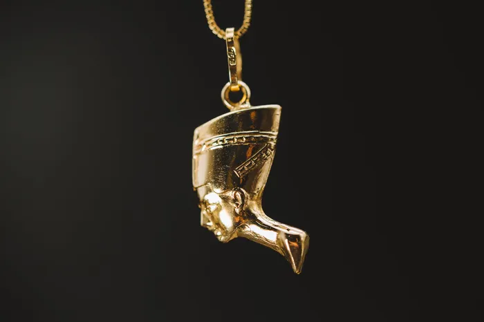 18k Yellow Gold Cleopatra Pendant Consignment PreStyled Sets
