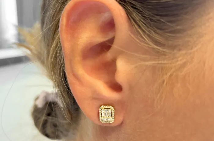Earrings Earrings 18kt Yellow Gold Emerald Illusion Diamonds Halo Studs Albert Hern Earrings Earrings 18kt Yellow Gold Emerald Illusion Diamonds Halo Studs Albert Hern